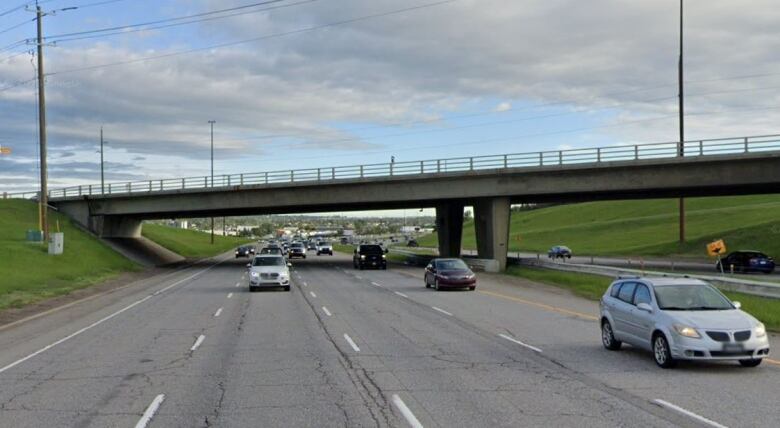 An overpass over an eight-lane highway.