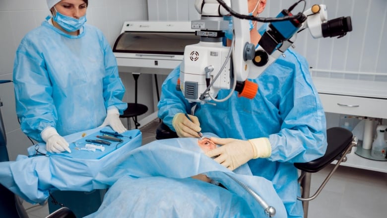 Shows an operating room where a cataract surgery is taking place.