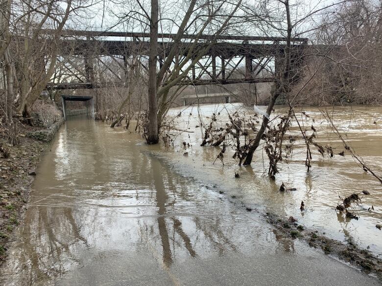 water overflows from thames river and submerges bike path