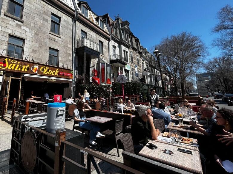 people enjoying food and drinks on a terrasse