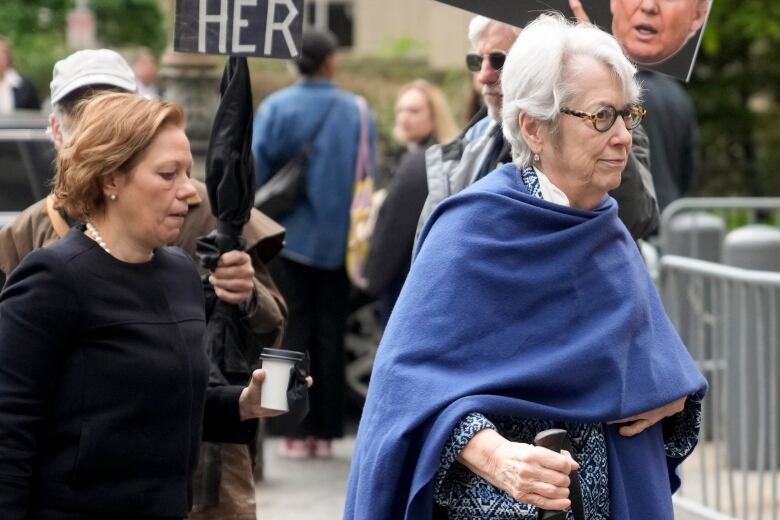 A person arrives at a federal court.