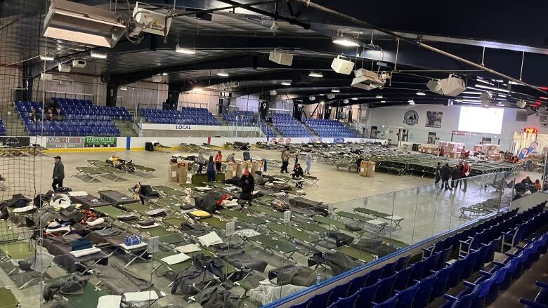 The centre Benot-Lvesque gets ready to receive people displaced by the forest fires. 