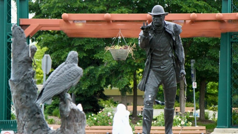 Statue of man by a fountain