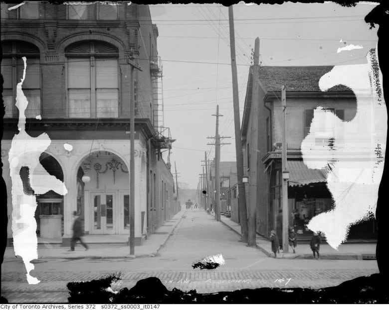 520 Queen St. W., on the right, in a vintage photo of the intersection of Queen Street West and Ryerson Avenue in 1914.