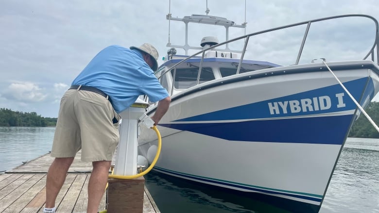 boat getting plugged in 