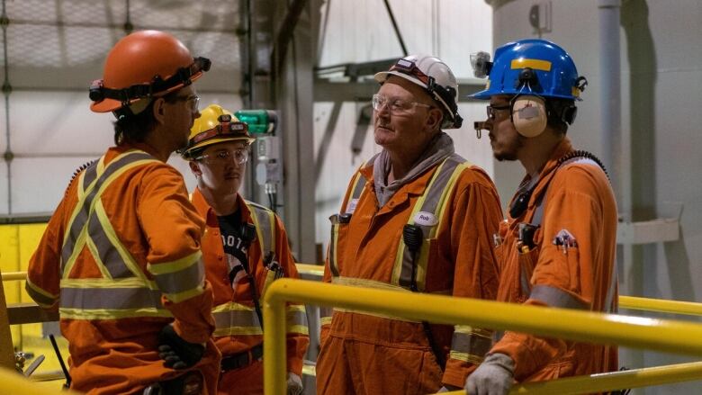 Employees talking to eachother at a construction site.