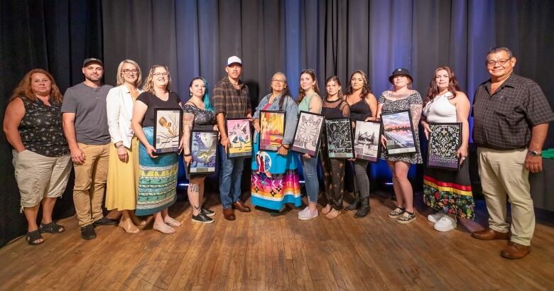 Tracey Snow (Mohawk Council of Kahnaw:ke), Scott Berwick (Kanien'kehka Onkwawn:na Raotitihkwa Language and Cultural Center), Sandra Martel (the Jacques Cartier and Champlain Bridges Incorporated), Arnold Boyer (Mohawk Council of Kahnaw:ke) with the artists selected for the project.