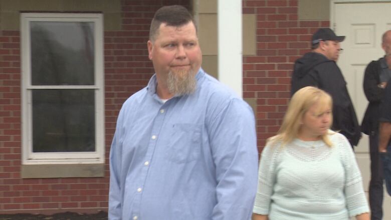 Jason King walks out of court wearing a blue shirt.