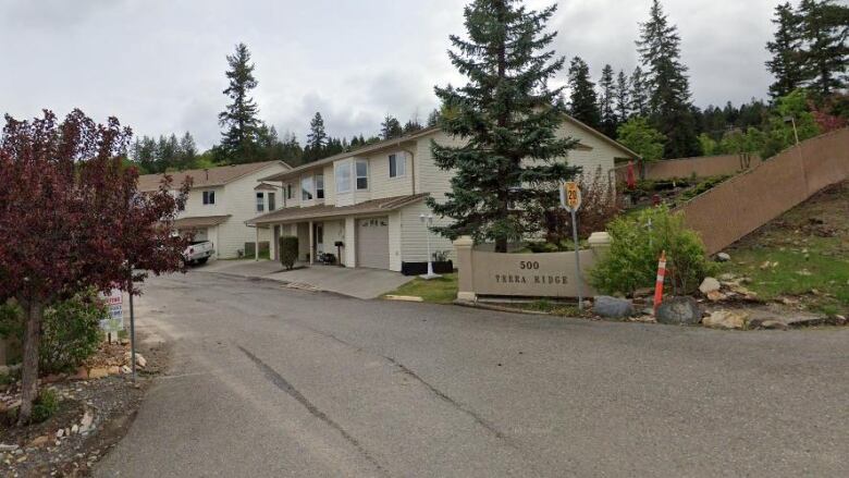 A pair of duplex homes sit in a housing complex.