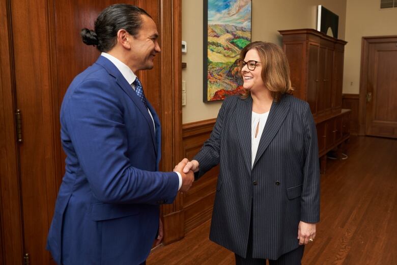 Wab Kinew shakes hands with Heather Stefanson in the Manitoba Premier's office.