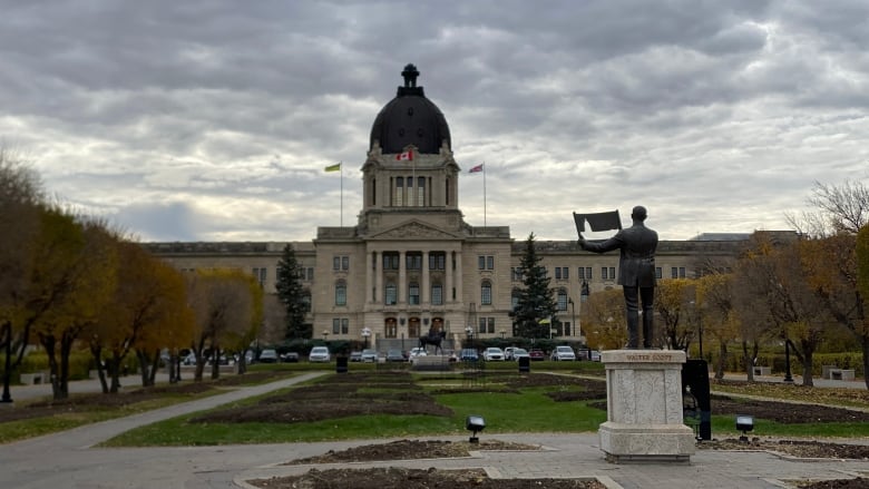 A statue of Walter Scott stands in front of the Saskatchewan Legislative Building. 