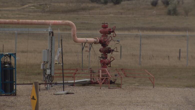 An orange-coloured pipe leads to a red injection well.