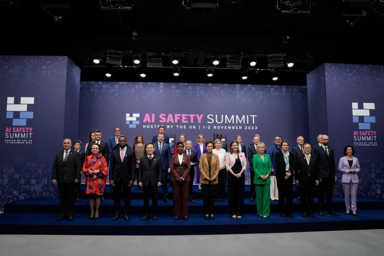 Politicians stand in rows for a formal portrait.