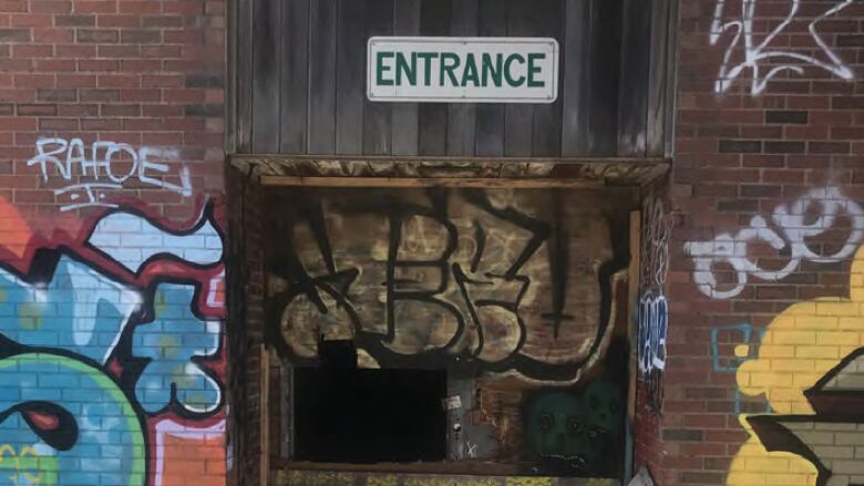 The entrance to the Bloomfield School on Agricola Street .