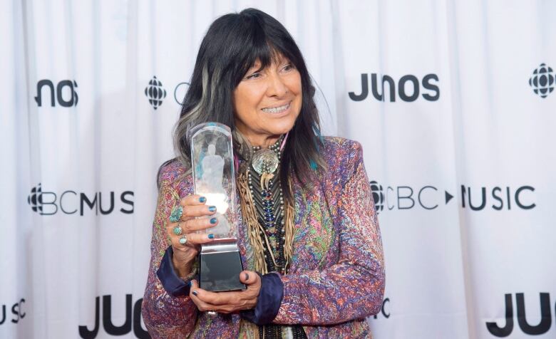 Among her awards, Buffy Sainte-Marie won the Juno for Indigenous Music Album of the Year in 2018. 