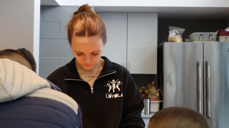 Emma Wilton serves food to some children in Jeunesse Loyola's strike program. 