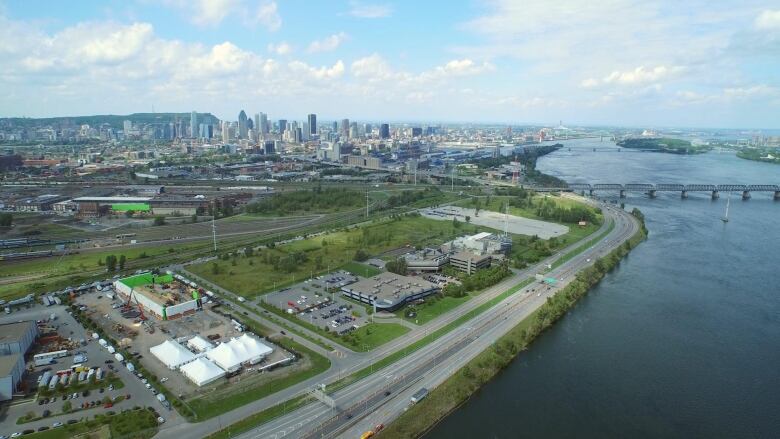 aerial view of the Bonaventure Expressway during the summertime