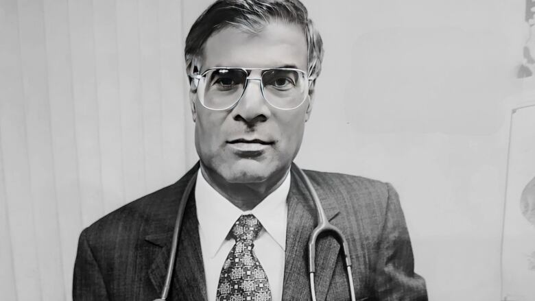 Picture in black and white of a doctor wearing a stethoscope.