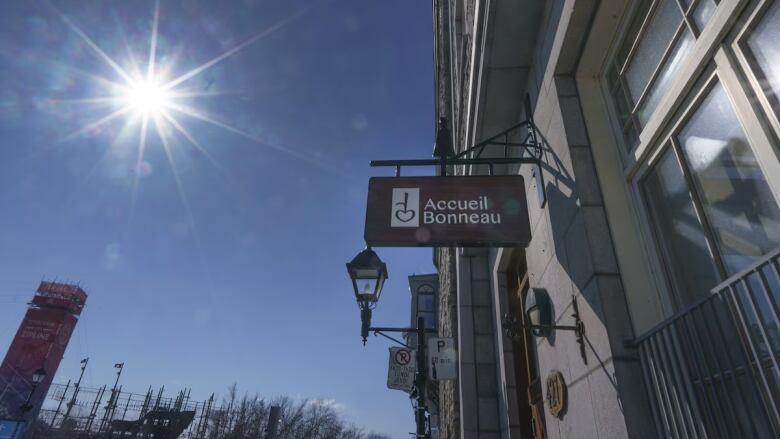 Accueil Bonneau buidling sign