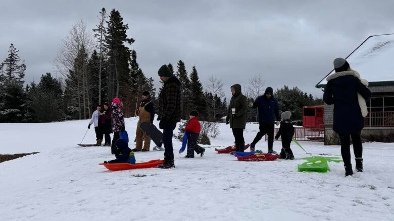 Many people getting ready to sled 