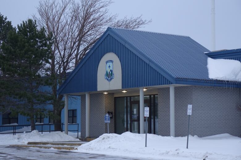 The entrance of the Stephenville town hall on a winter day.