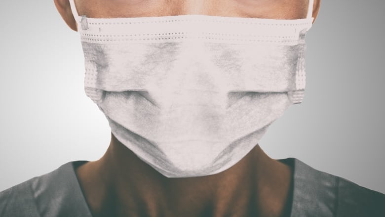 A health care worker wearing a medical mask against COVID-19.