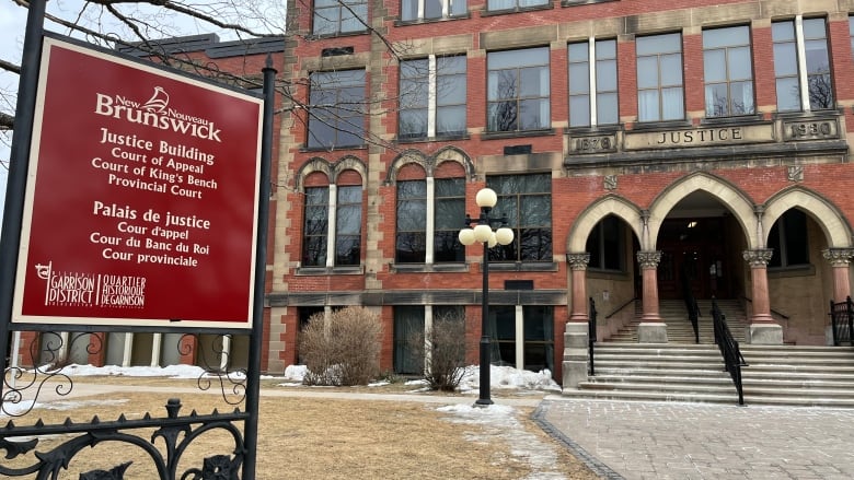 A courthouse with a sign in front of it that says 