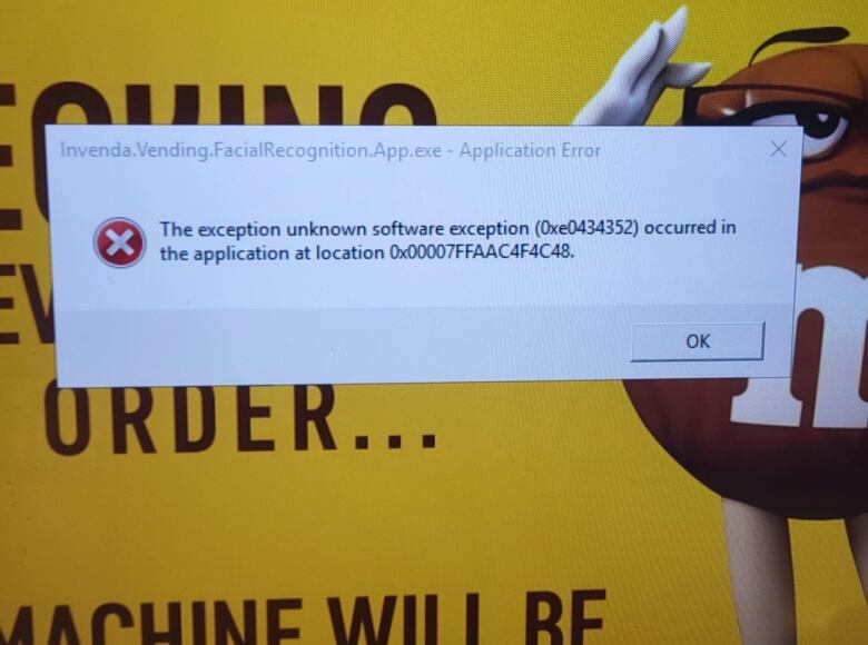 An error message is displayed on the screen of a candy vending machine. 