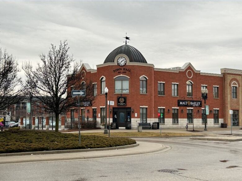 A building on the edge of roundabout.