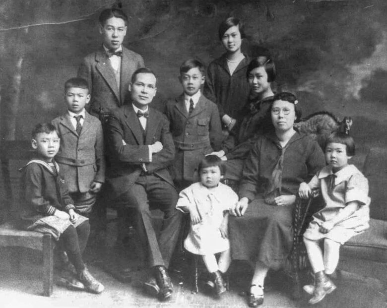 The Wong family in London, Ont., in 1925.