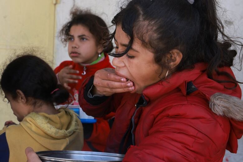 Children eat food by hand.