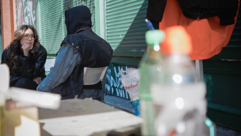 A former customer at a pharmacy that gave incentives speaks to CBC's Lien Yeung in Vancouver's Downtown Eastside.