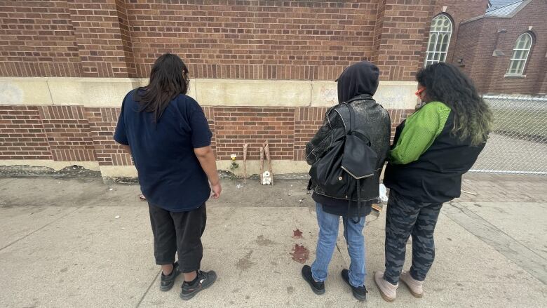 women at memorial