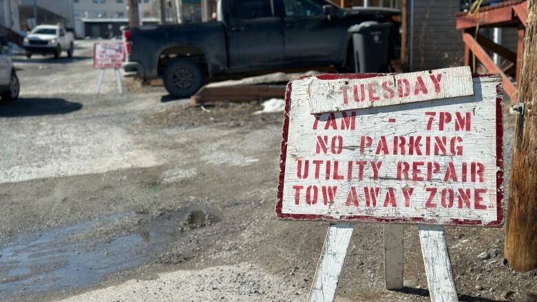 A photo of a construction sign. 