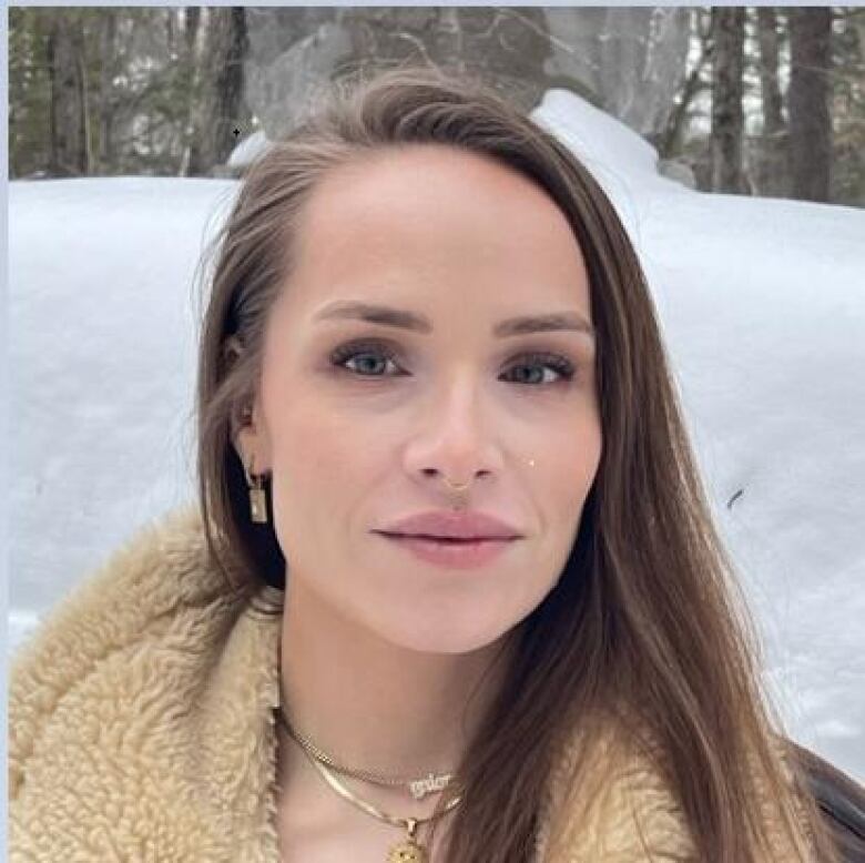 Portrait of Jasmine Redfern in front of a snow mount