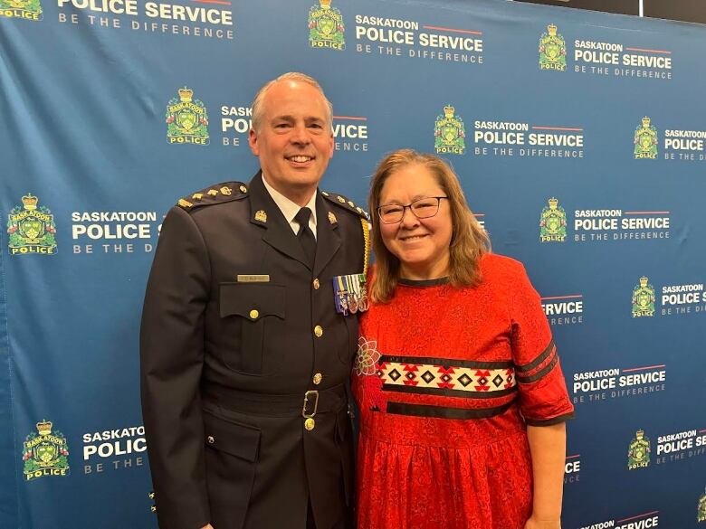 An police officer and a woman standing.