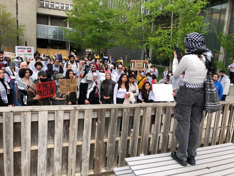 many protesters listening