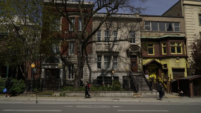 1900s buildings on a sunny day 