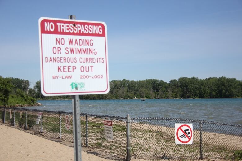 No swimming signs posted at Sandpoint Beach in Windsor, Ont.