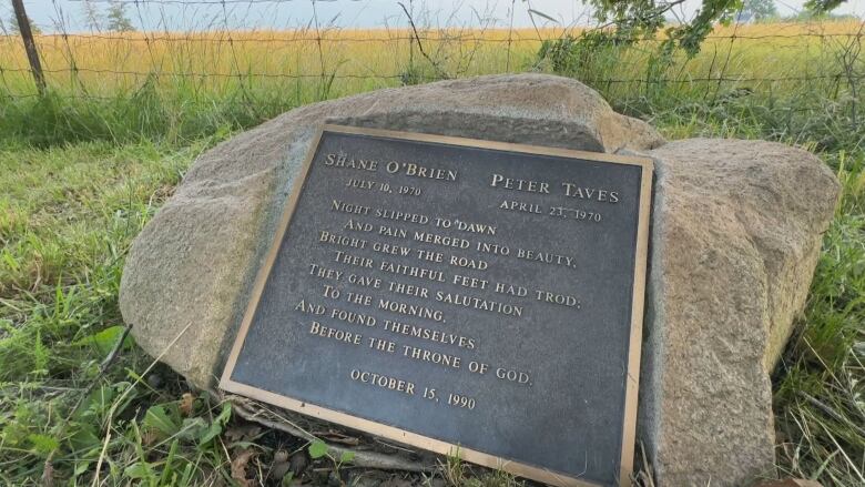 picture of a plaque embedded onto a large stone