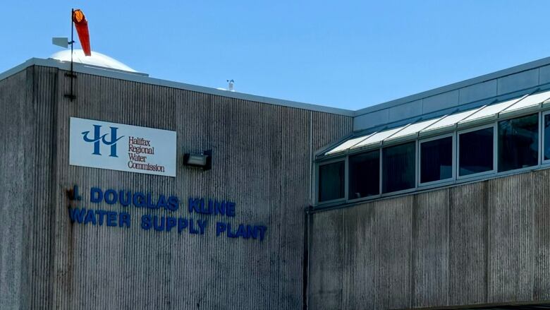 A building with blue lettering on the wall.