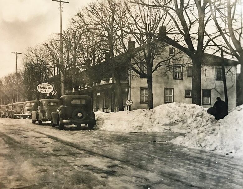 A picture of an old picture of a tavern.