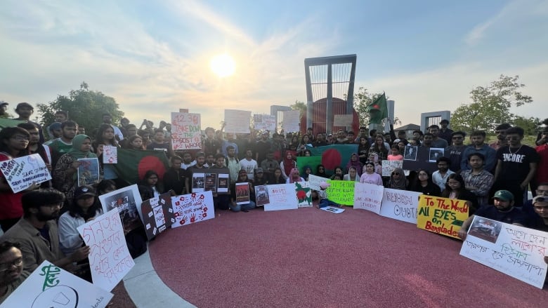 More than a hundred students from University of Manitoba Bangladeshi Students' Association (UMBSA) gathered at the International Mother Tongue Plaza to support  protesters in their home country. The plaza is especially meaningful to the Bangladeshi community as it's a replica of the Shaheed Minar monument in Dhaka, the capital of Bangladesh, also known as the Martyr monument. 