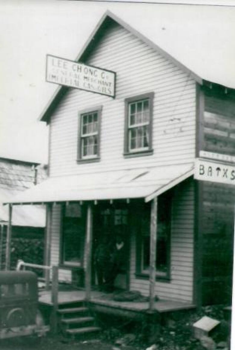 A store with a sign saying Lee Chong