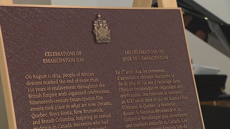 A plaque that is maroon and gold.