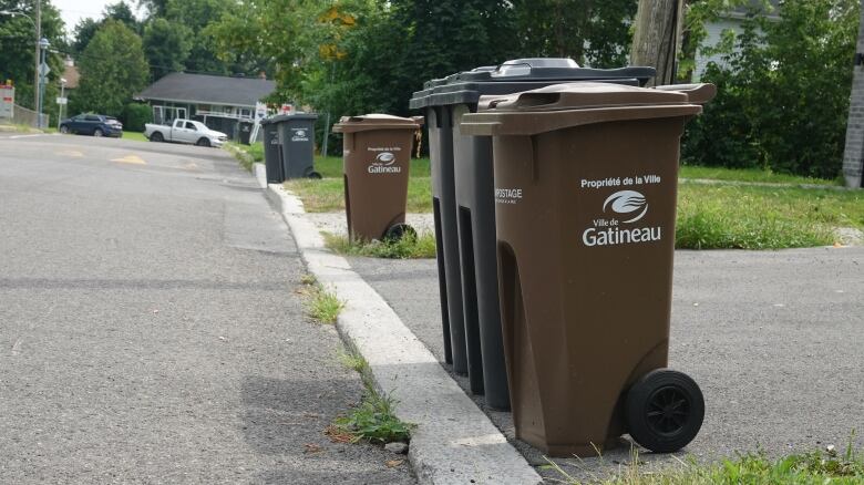 Garbage cans with 