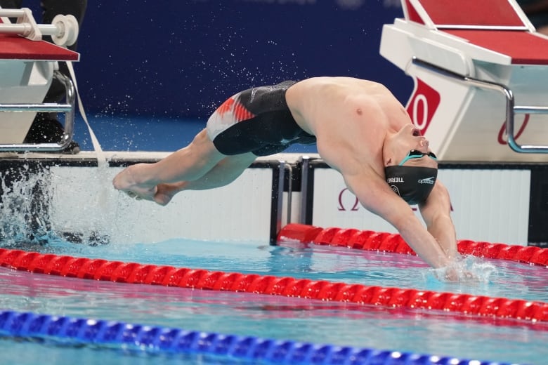 Canada's Blake Tierney swims the first leg of the men's 4 X100-metre medley relay swimming final in Nanterre, France on Sunday, Aug.4, 2024.  