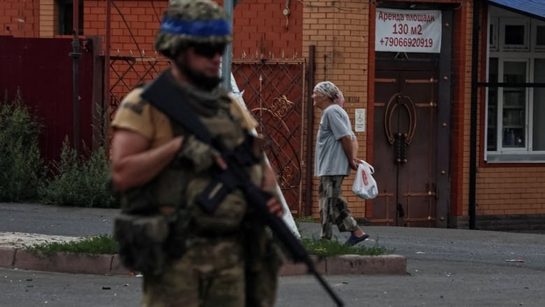  A Ukrainian serviceman patrols an area in the controlled by Ukrainian army town of Sudzha, Kursk region, Russia August 16, 2024