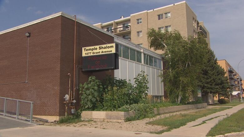 A building with a sign that says Temple Shalom.