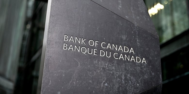 Monument in front of a building that reads: Bank of Canada; Banque du Canada